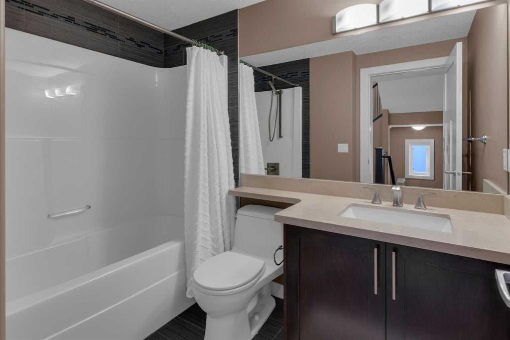 2534 3 Avenue Nw, Calgary, AB - Indoor Photo Showing Bathroom