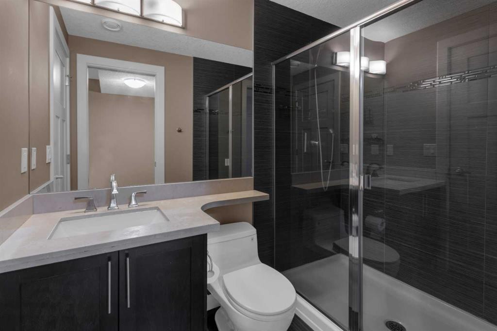 2534 3 Avenue Nw, Calgary, AB - Indoor Photo Showing Bathroom