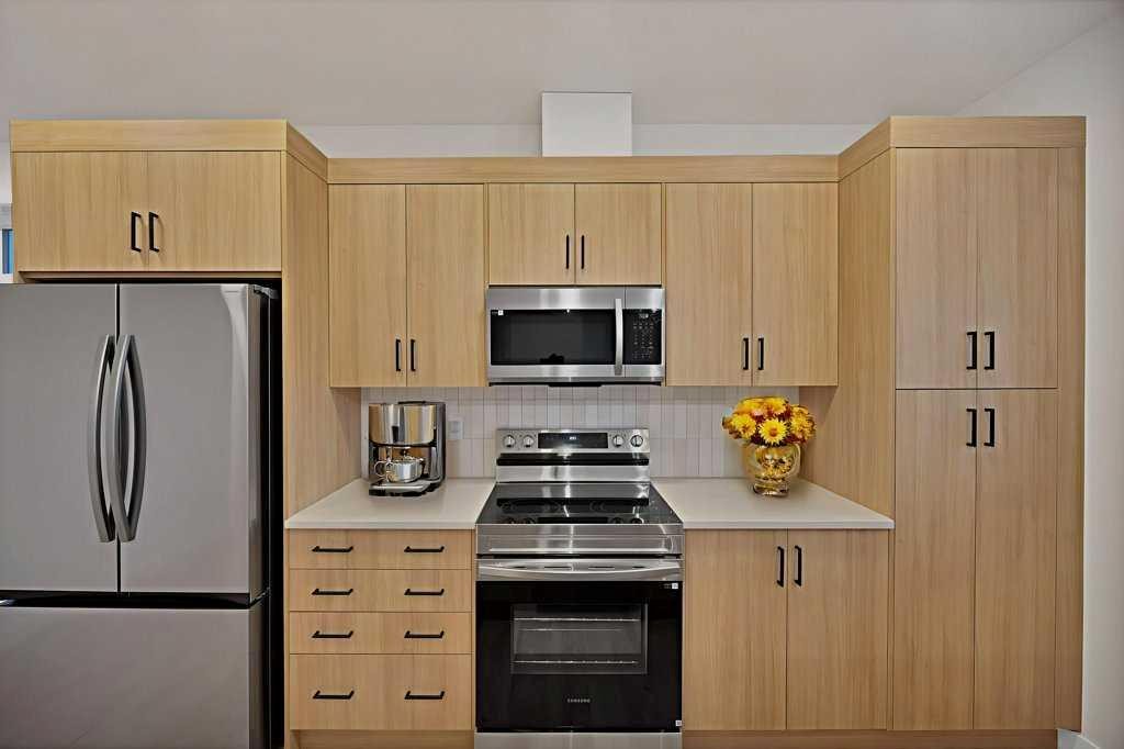 14808 1 Street, Calgary, AB - Indoor Photo Showing Kitchen