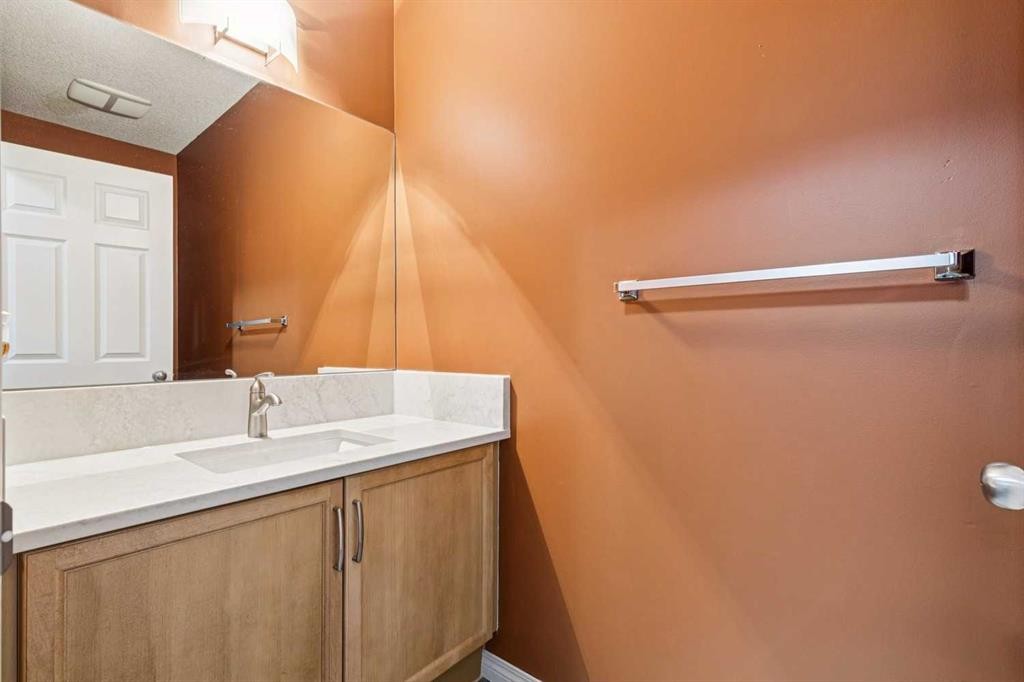460 Silverado Plains Circle Sw, Calgary, AB - Indoor Photo Showing Bathroom