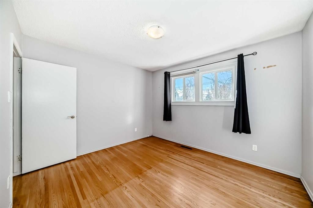 611 Meota Road Ne, Calgary, AB - Indoor Photo Showing Other Room