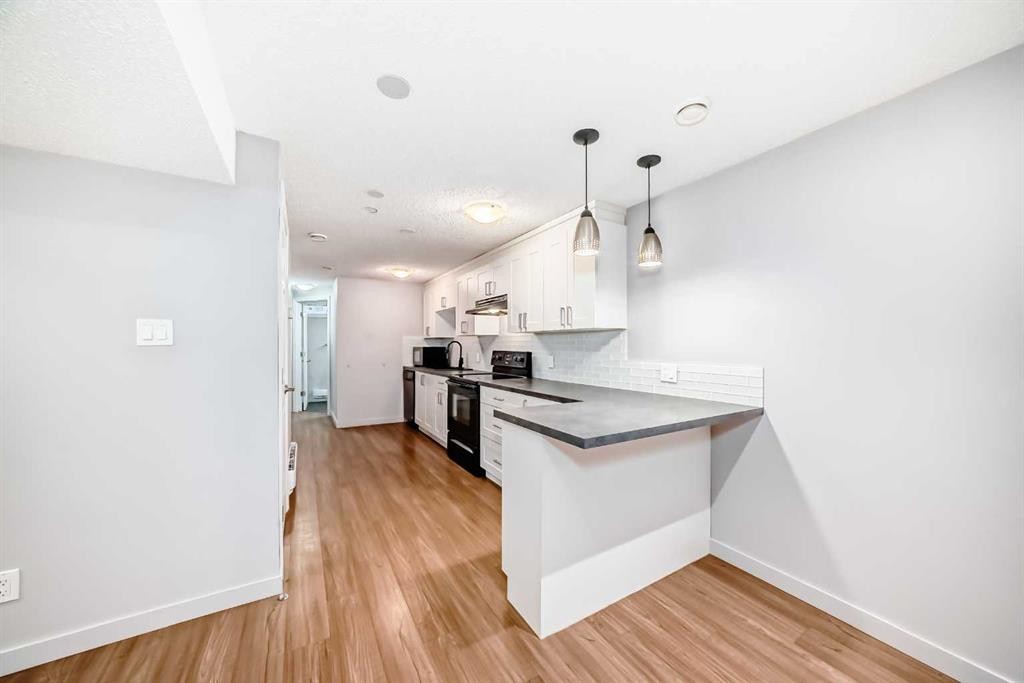 611 Meota Road Ne, Calgary, AB - Indoor Photo Showing Kitchen