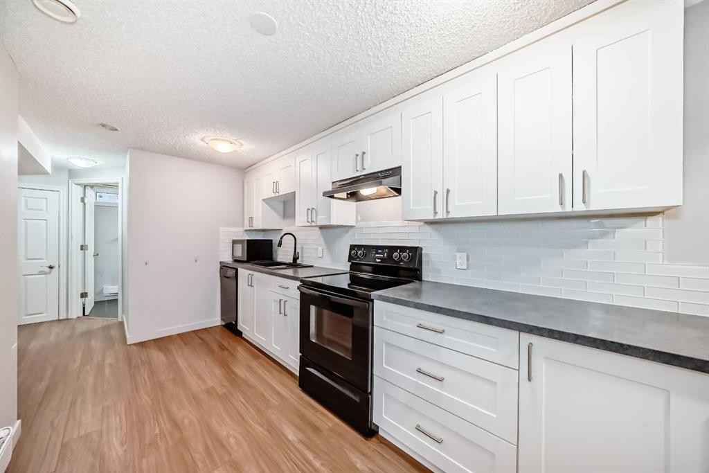 611 Meota Road Ne, Calgary, AB - Indoor Photo Showing Kitchen