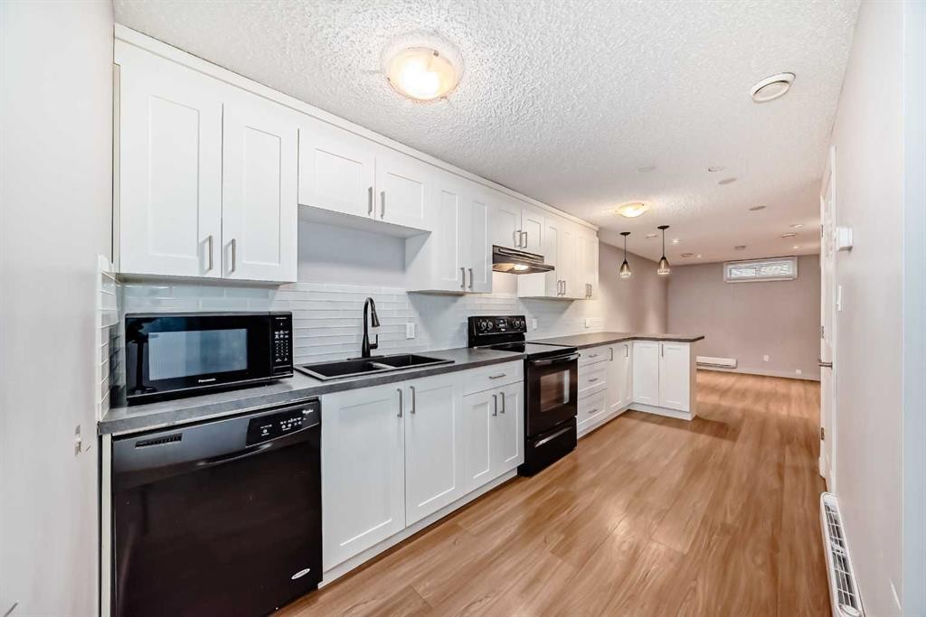 611 Meota Road Ne, Calgary, AB - Indoor Photo Showing Kitchen With Double Sink