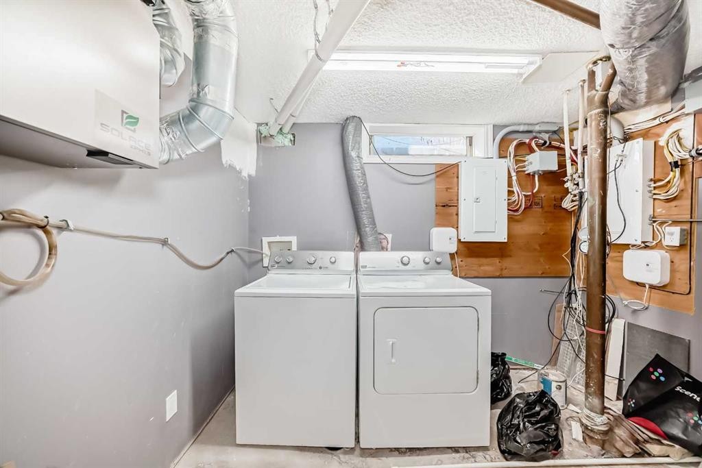 611 Meota Road Ne, Calgary, AB - Indoor Photo Showing Laundry Room