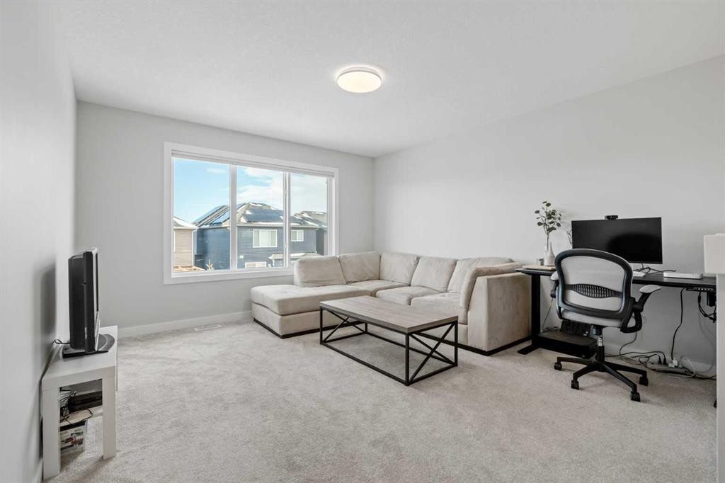 86 Legacy Woods Place Se, Calgary, AB - Indoor Photo Showing Living Room