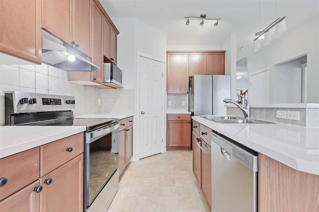 102 Kincora Glen Mews Nw, Calgary, AB - Indoor Photo Showing Kitchen With Double Sink With Upgraded Kitchen