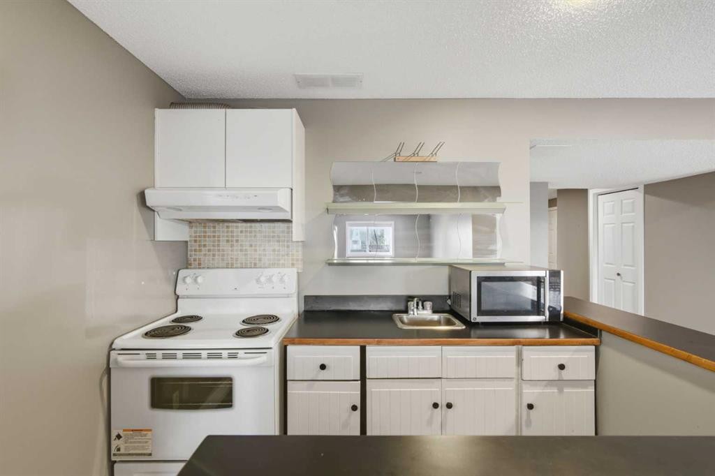 227 Panamount Circle Nw, Calgary, AB - Indoor Photo Showing Kitchen