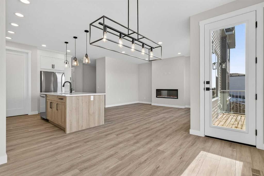 298 Kinniburgh Loop, Chestermere, AB - Indoor Photo Showing Kitchen
