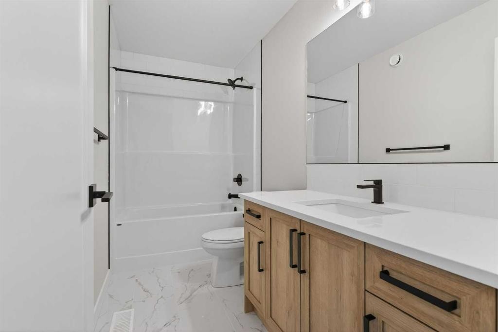 298 Kinniburgh Loop, Chestermere, AB - Indoor Photo Showing Bathroom