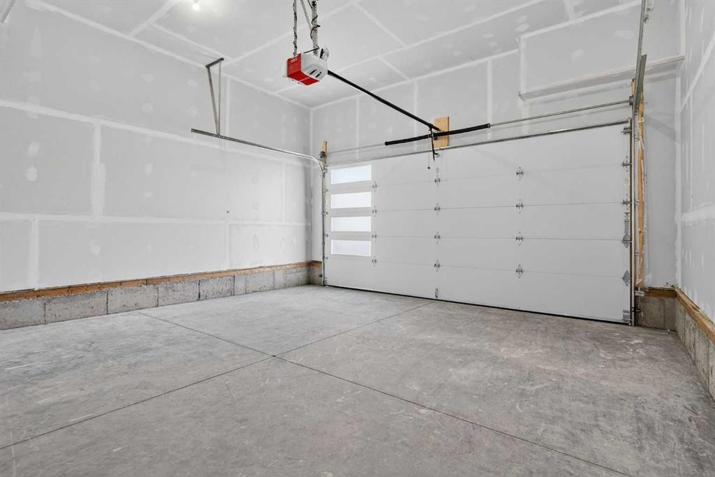 298 Kinniburgh Loop, Chestermere, AB - Indoor Photo Showing Garage