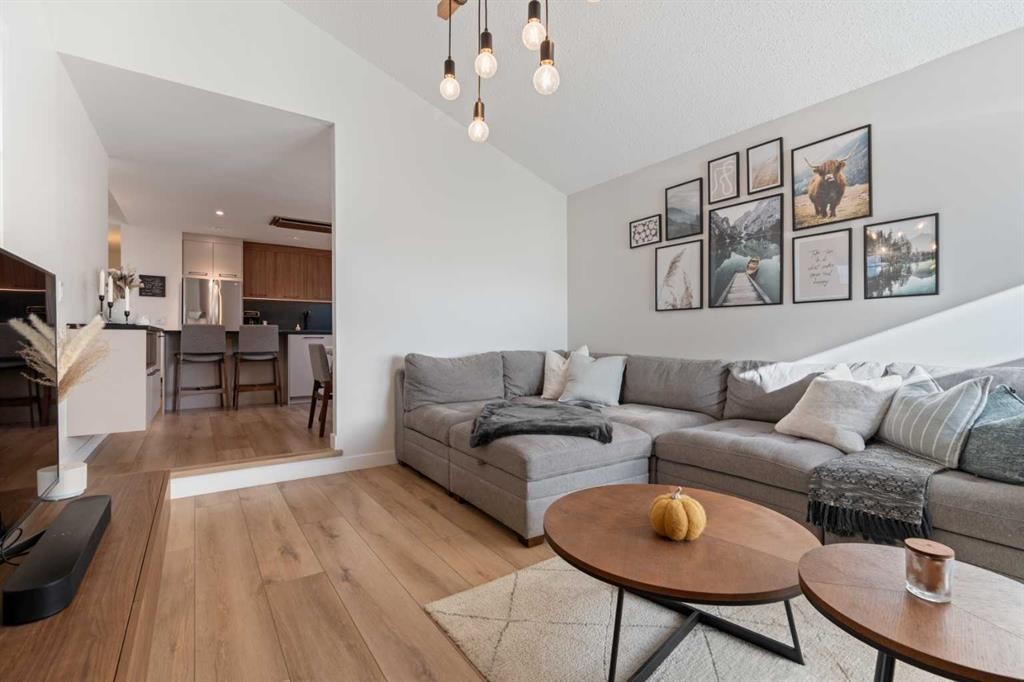 7132 36 Avenue Nw, Calgary, AB - Indoor Photo Showing Living Room