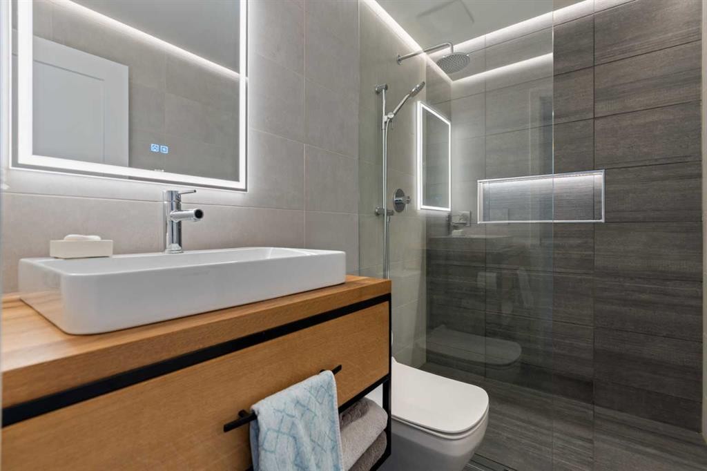 7132 36 Avenue Nw, Calgary, AB - Indoor Photo Showing Bathroom