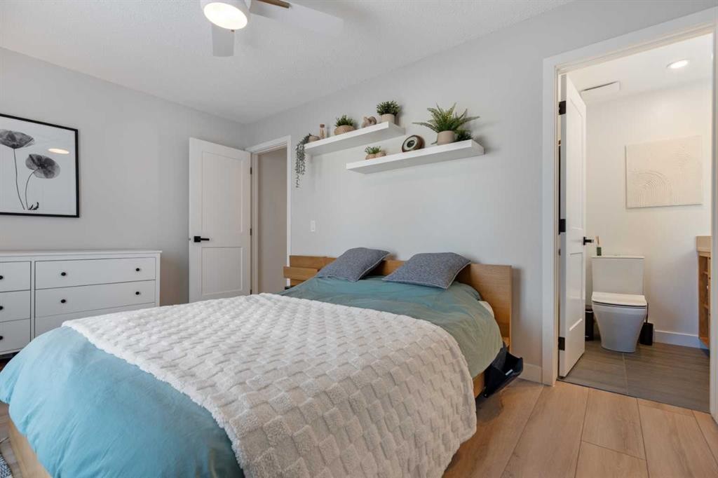 7132 36 Avenue Nw, Calgary, AB - Indoor Photo Showing Bedroom