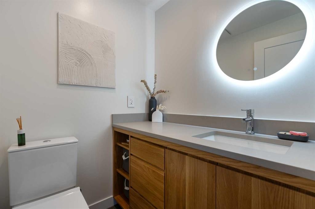 7132 36 Avenue Nw, Calgary, AB - Indoor Photo Showing Bathroom