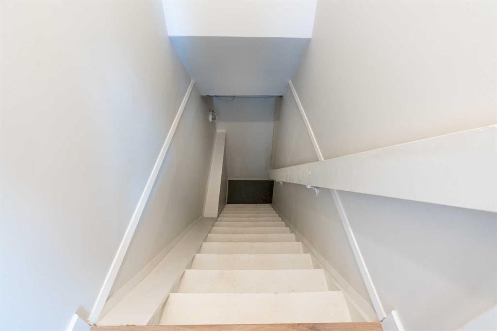 7132 36 Avenue Nw, Calgary, AB - Indoor Photo Showing Other Room