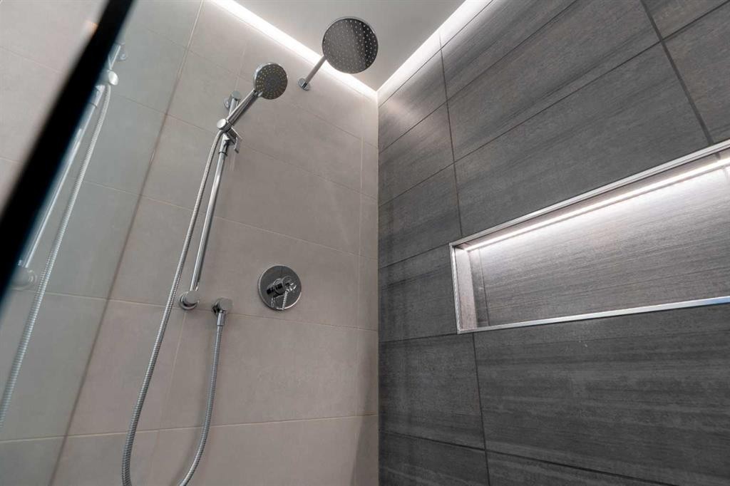 7132 36 Avenue Nw, Calgary, AB - Indoor Photo Showing Bathroom