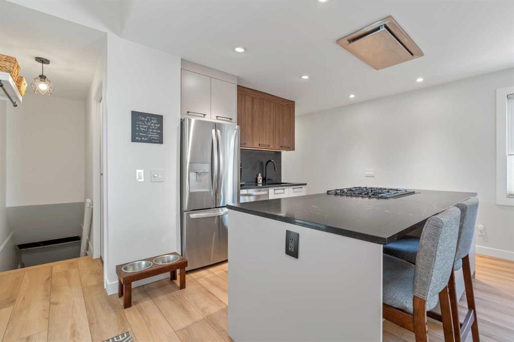 7132 36 Avenue Nw, Calgary, AB - Indoor Photo Showing Kitchen