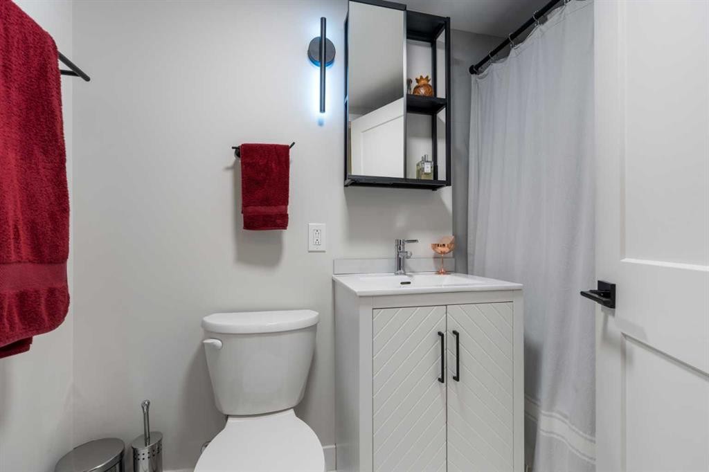7132 36 Avenue Nw, Calgary, AB - Indoor Photo Showing Bathroom