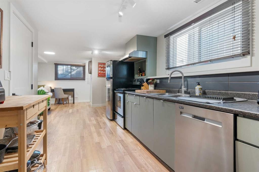 7132 36 Avenue Nw, Calgary, AB - Indoor Photo Showing Kitchen With Double Sink