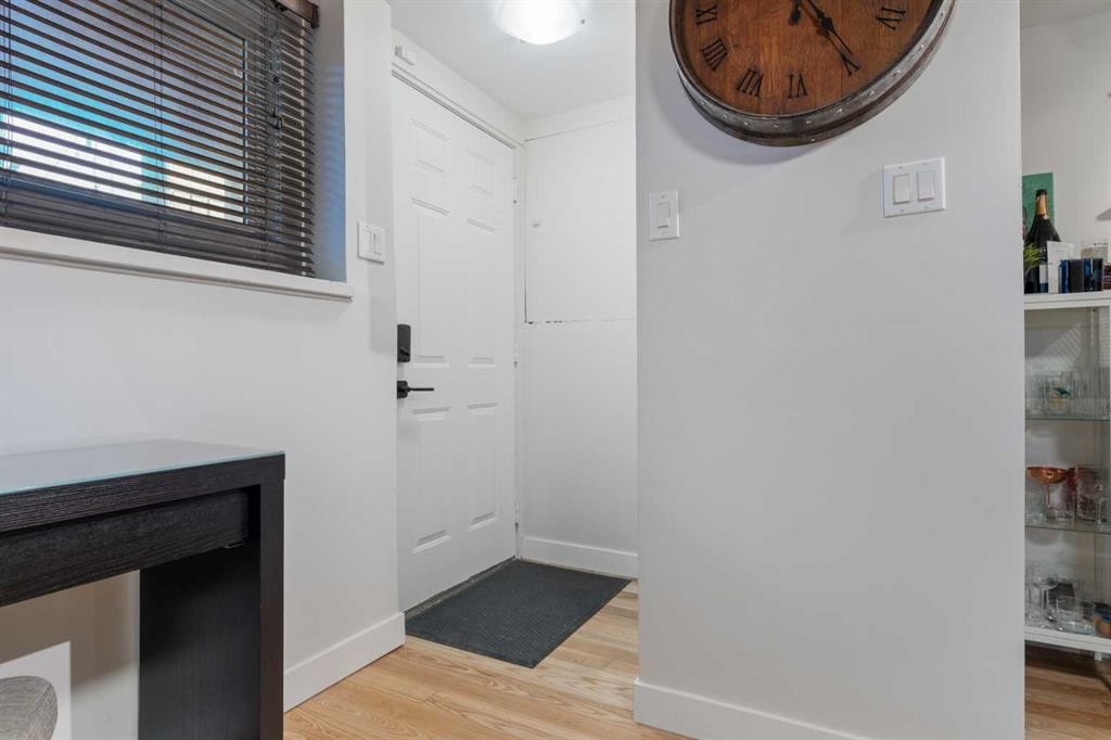 7132 36 Avenue Nw, Calgary, AB - Indoor Photo Showing Other Room