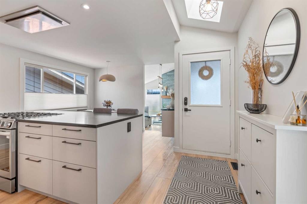 7132 36 Avenue Nw, Calgary, AB - Indoor Photo Showing Kitchen