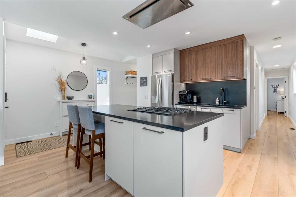 7132 36 Avenue Nw, Calgary, AB - Indoor Photo Showing Kitchen With Upgraded Kitchen