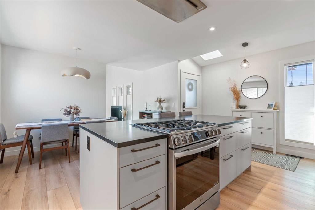 7132 36 Avenue Nw, Calgary, AB - Indoor Photo Showing Kitchen With Upgraded Kitchen