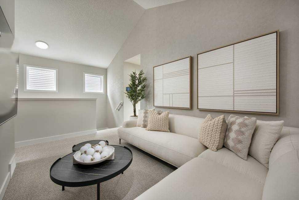 7079 Rangeview Avenue Se, Calgary, AB - Indoor Photo Showing Living Room