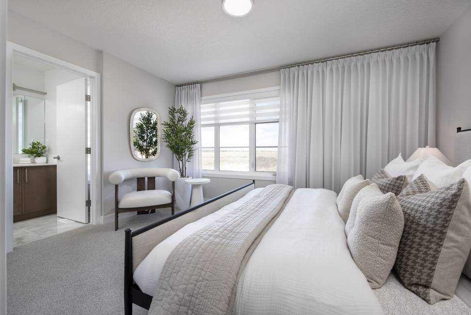 7079 Rangeview Avenue Se, Calgary, AB - Indoor Photo Showing Bedroom