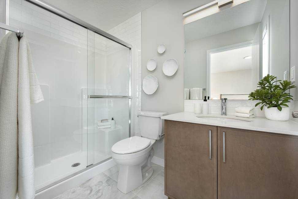 7079 Rangeview Avenue Se, Calgary, AB - Indoor Photo Showing Bathroom
