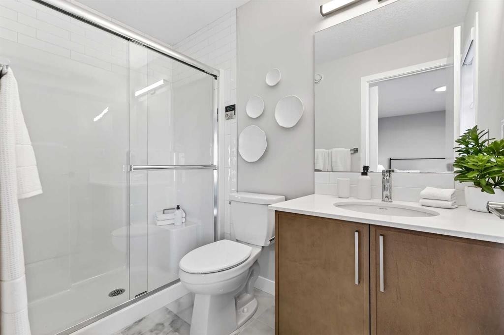7079 Rangeview Avenue Se, Calgary, AB - Indoor Photo Showing Bathroom