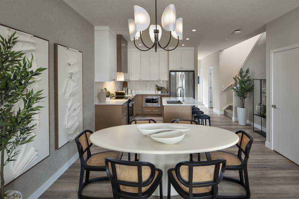 7079 Rangeview Avenue Se, Calgary, AB - Indoor Photo Showing Dining Room