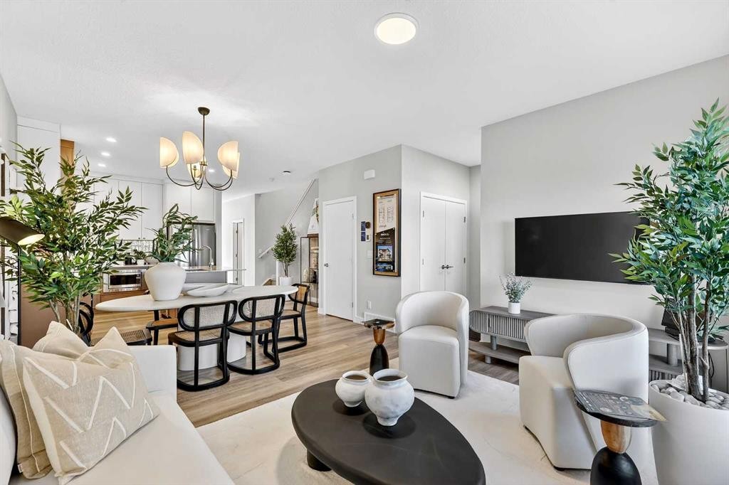 7079 Rangeview Avenue Se, Calgary, AB - Indoor