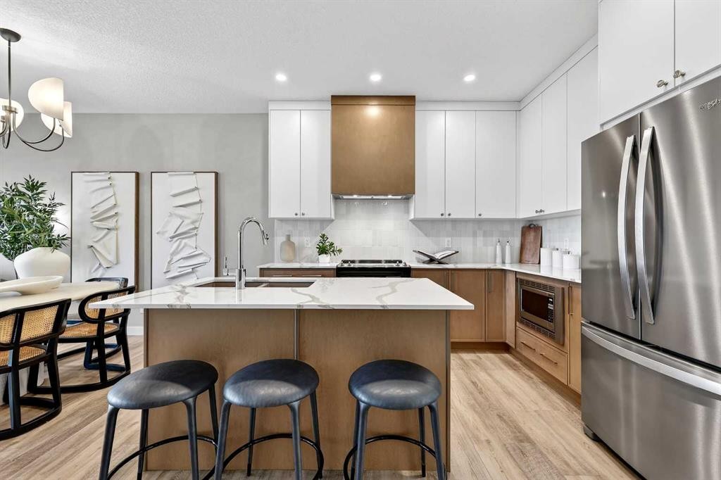 7079 Rangeview Avenue Se, Calgary, AB - Indoor Photo Showing Kitchen With Stainless Steel Kitchen With Upgraded Kitchen