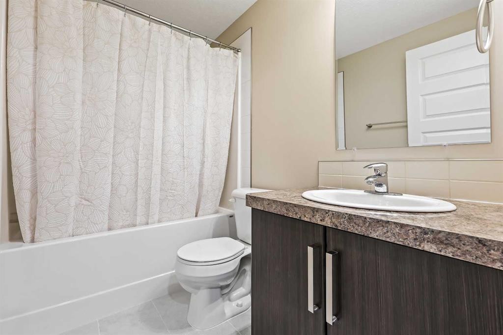 147 Mckenzie Towne Close Se, Calgary, AB - Indoor Photo Showing Bathroom