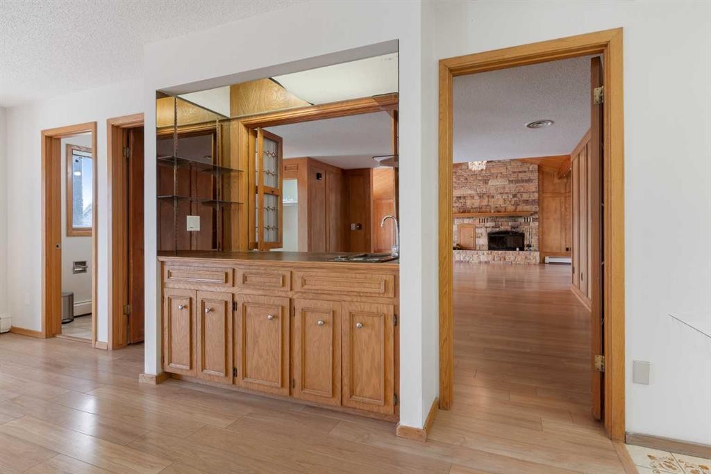 1008 Shawnee Drive Sw, Calgary, AB - Indoor Photo Showing Other Room