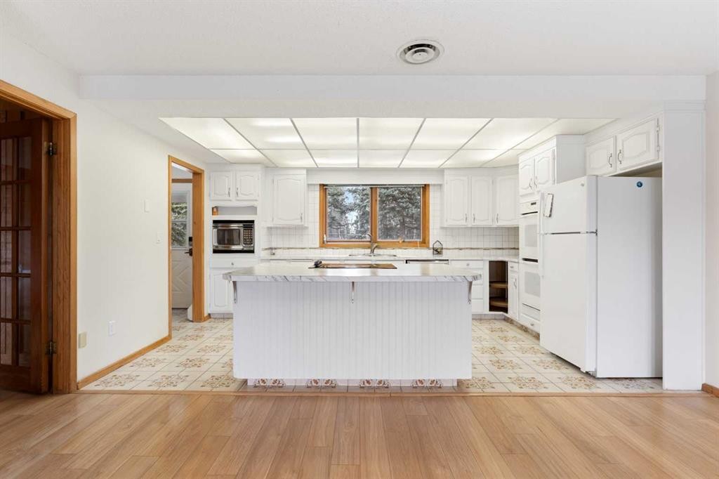 1008 Shawnee Drive Sw, Calgary, AB - Indoor Photo Showing Kitchen