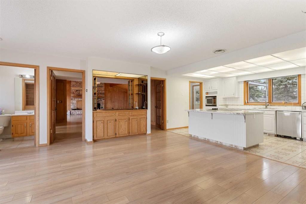 1008 Shawnee Drive Sw, Calgary, AB - Indoor Photo Showing Kitchen