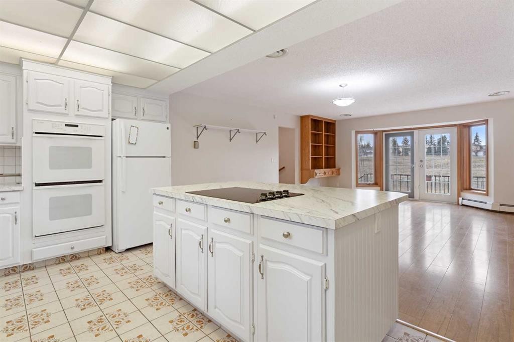 1008 Shawnee Drive Sw, Calgary, AB - Indoor Photo Showing Kitchen