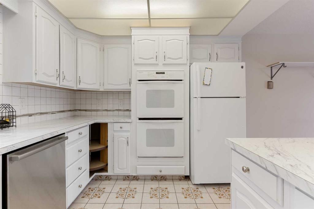 1008 Shawnee Drive Sw, Calgary, AB - Indoor Photo Showing Kitchen