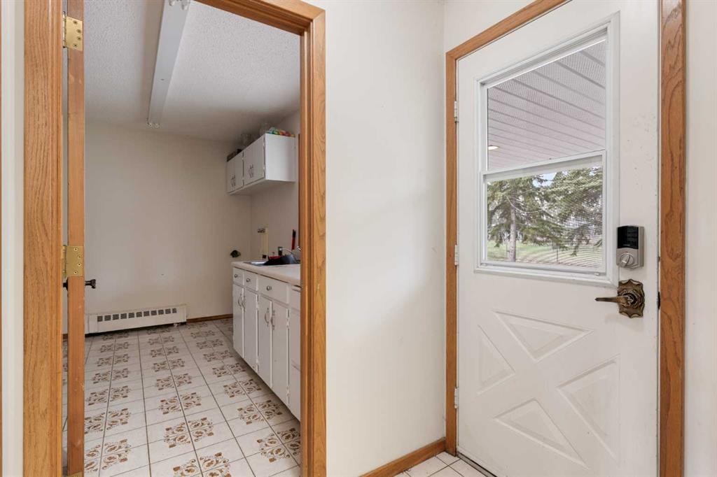 1008 Shawnee Drive Sw, Calgary, AB - Indoor Photo Showing Other Room
