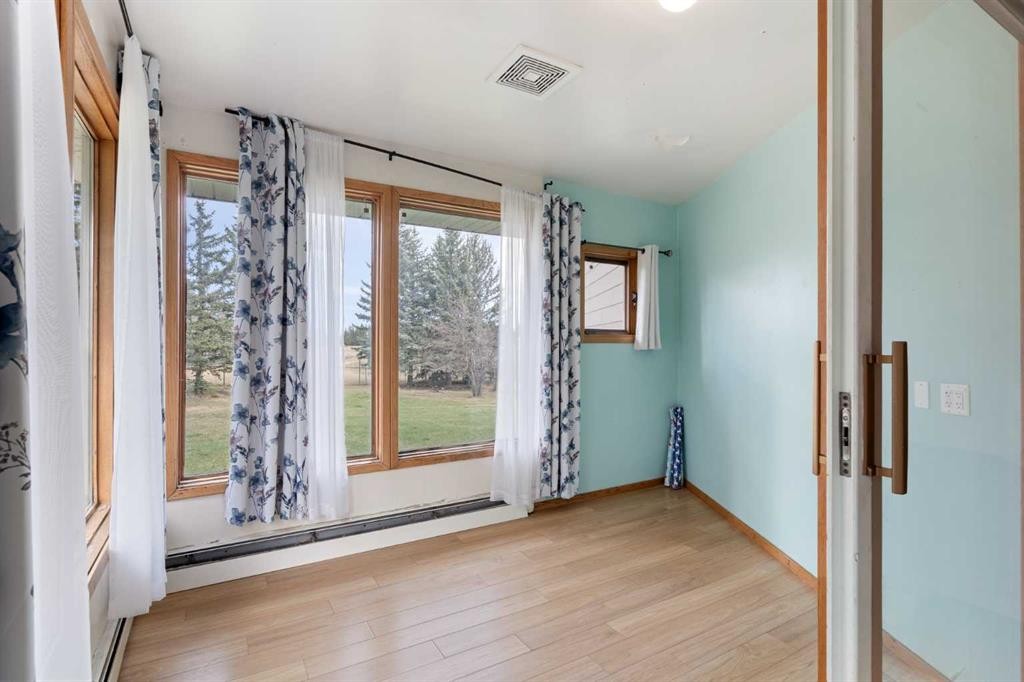 1008 Shawnee Drive Sw, Calgary, AB - Indoor Photo Showing Other Room