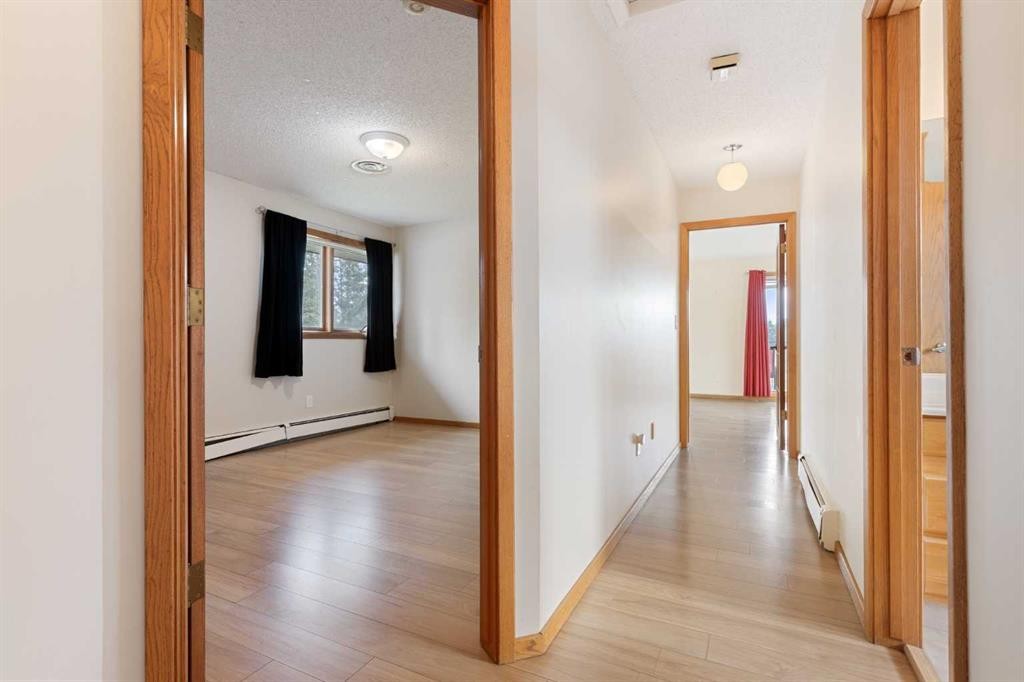 1008 Shawnee Drive Sw, Calgary, AB - Indoor Photo Showing Other Room