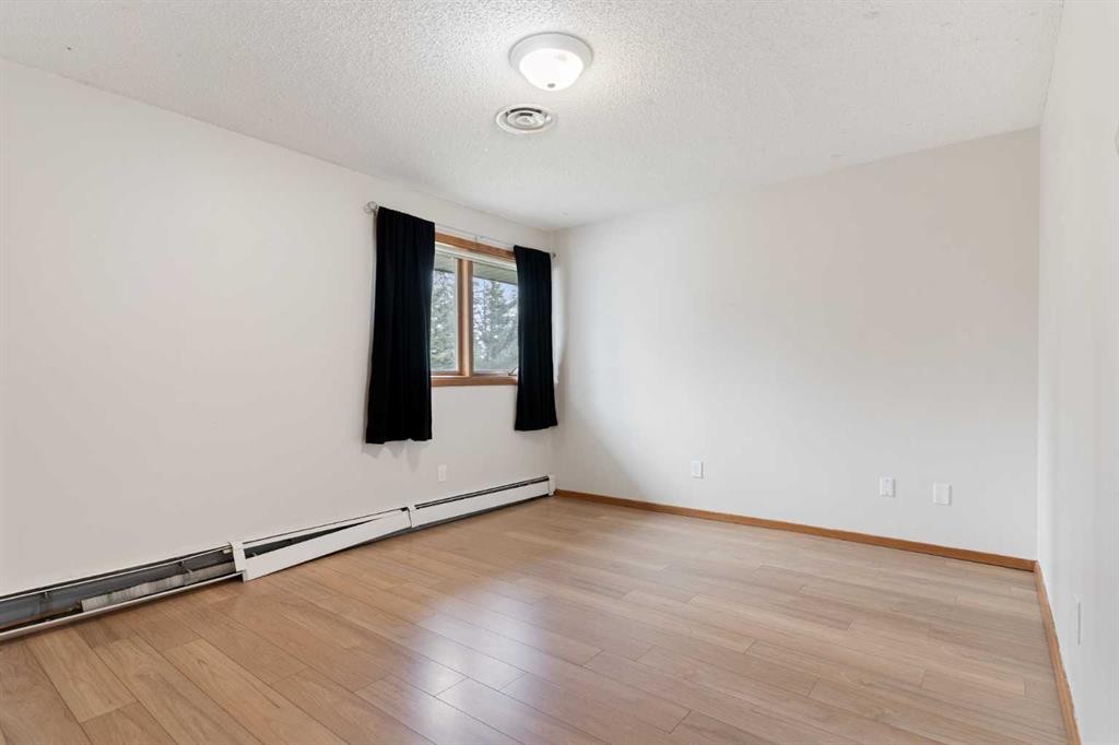 1008 Shawnee Drive Sw, Calgary, AB - Indoor Photo Showing Other Room