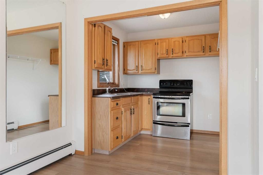 1008 Shawnee Drive Sw, Calgary, AB - Indoor Photo Showing Kitchen