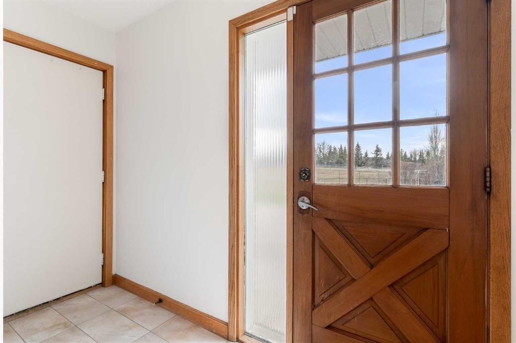 1008 Shawnee Drive Sw, Calgary, AB - Indoor Photo Showing Other Room