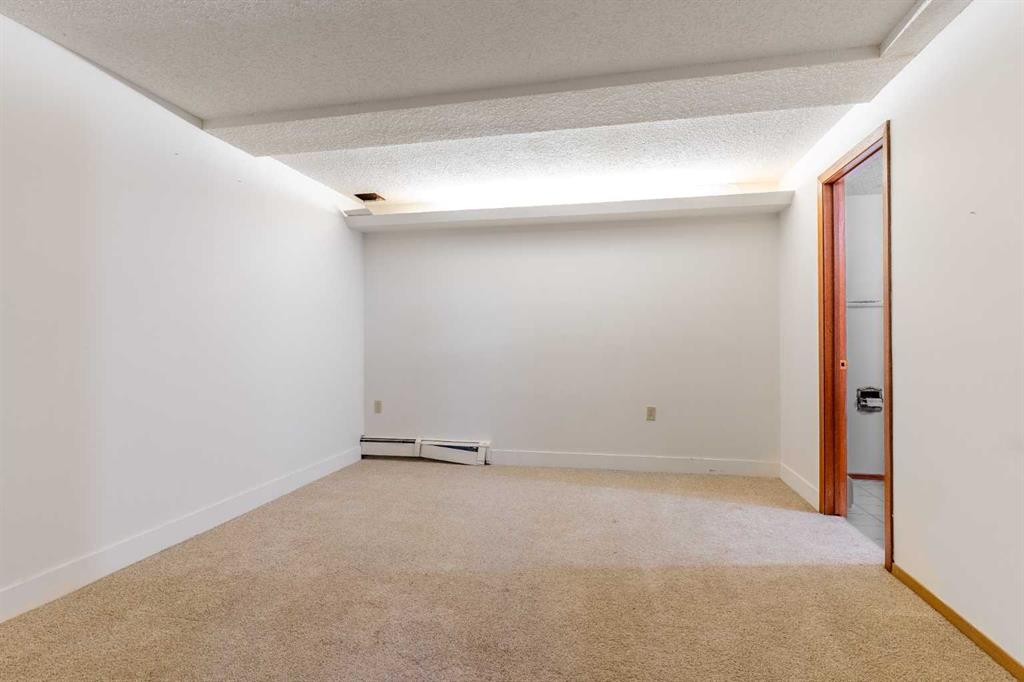 1008 Shawnee Drive Sw, Calgary, AB - Indoor Photo Showing Other Room
