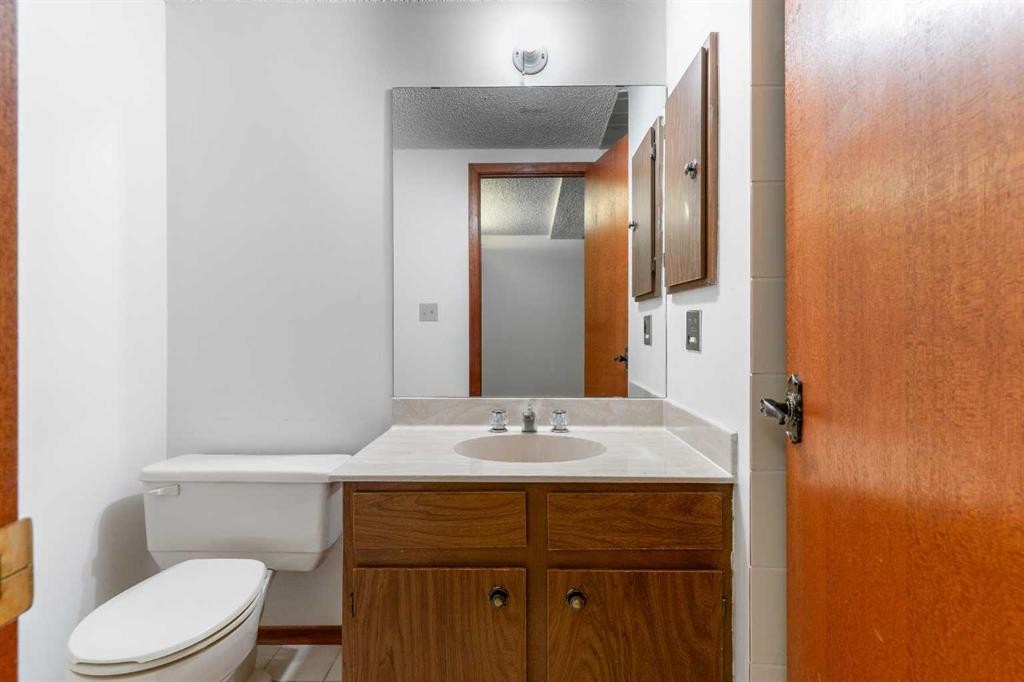 1008 Shawnee Drive Sw, Calgary, AB - Indoor Photo Showing Bathroom