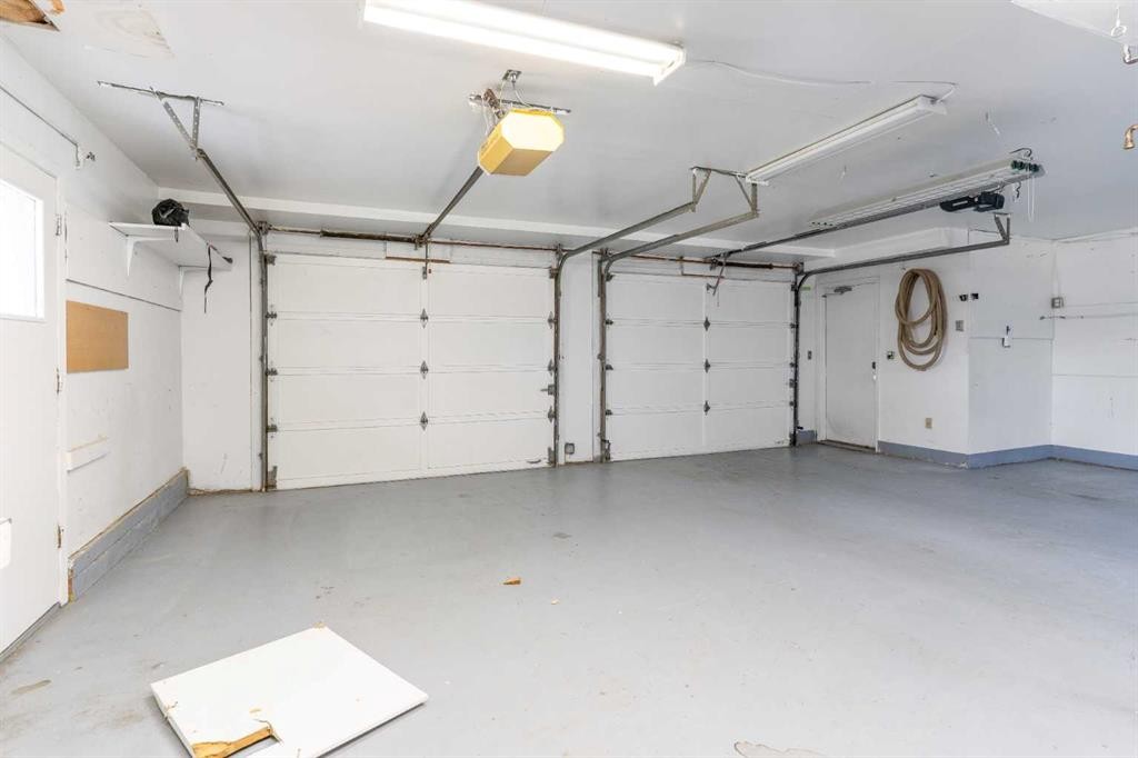 1008 Shawnee Drive Sw, Calgary, AB - Indoor Photo Showing Garage